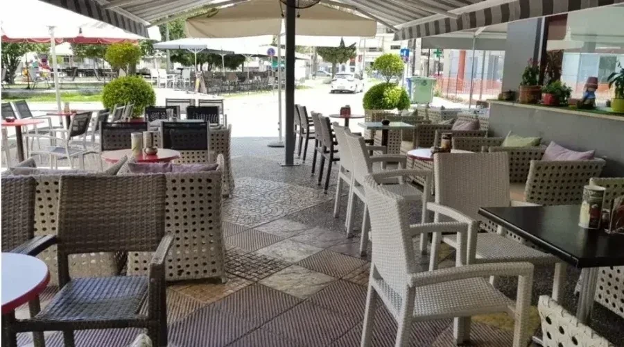 Ο εξωτερικός χώρος του Briki Sportcafé στη Χρυσούπολη