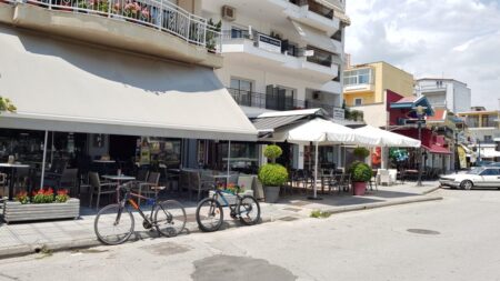 Ένας ανανεωμένος εξωτερικός χώρος για μικρούς και μεγάλους. Προσεγμένοι καφέδες και καλές τιμές. Ειδικός χώρος για μικρά παιδιά. I ❤ coffee